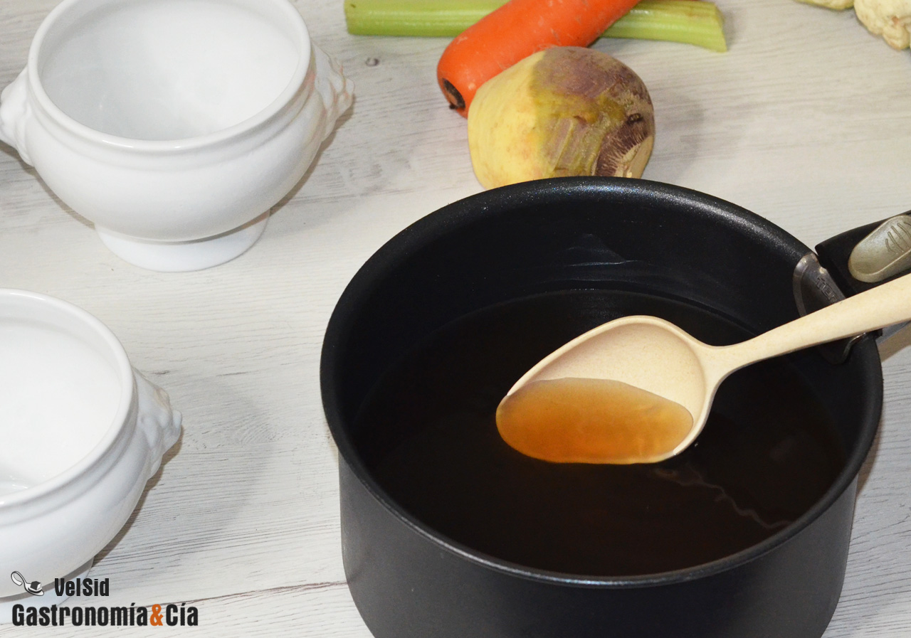 Caldo de verduras y boletus