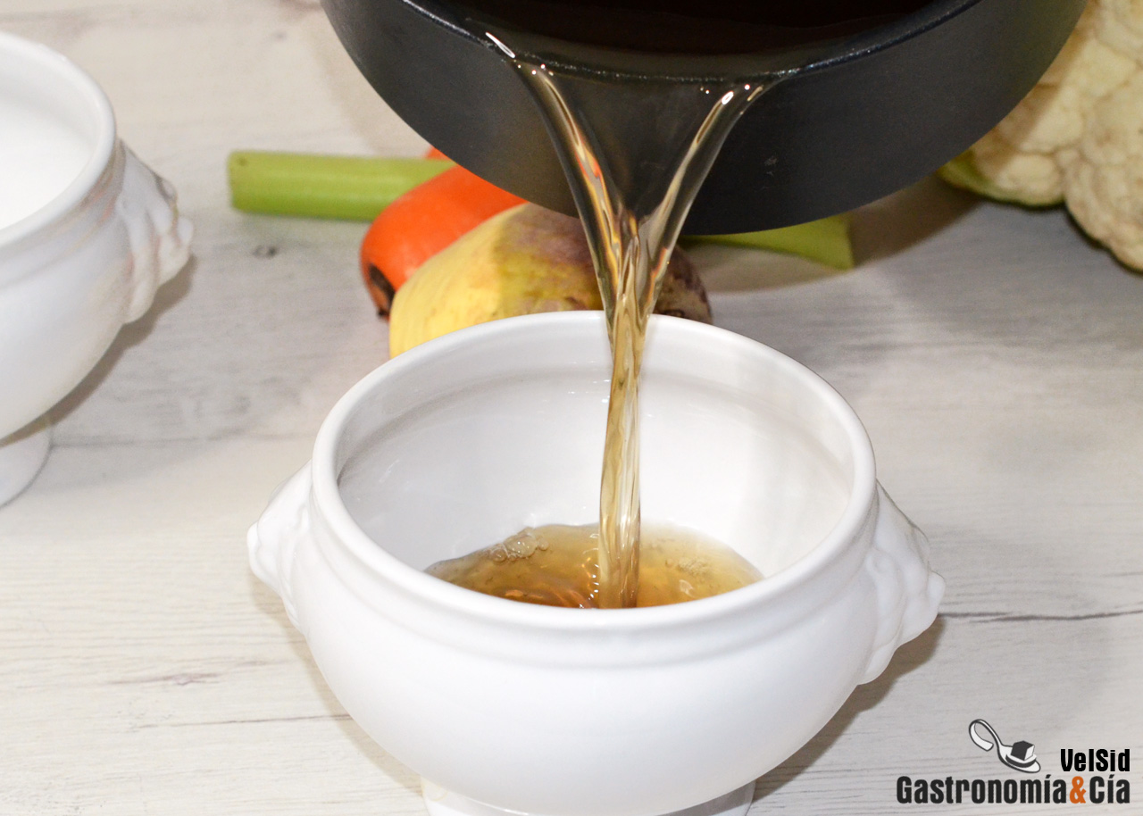 Caldo de verduras y boletus