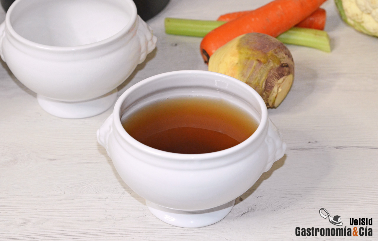 Caldo de verduras y boletus