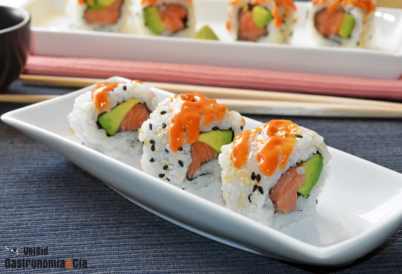 California roll de salmón con mayonesa picante