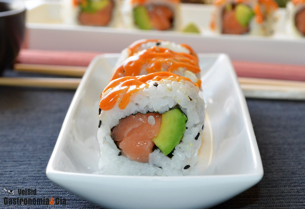 California roll de salmón con mayonesa picante