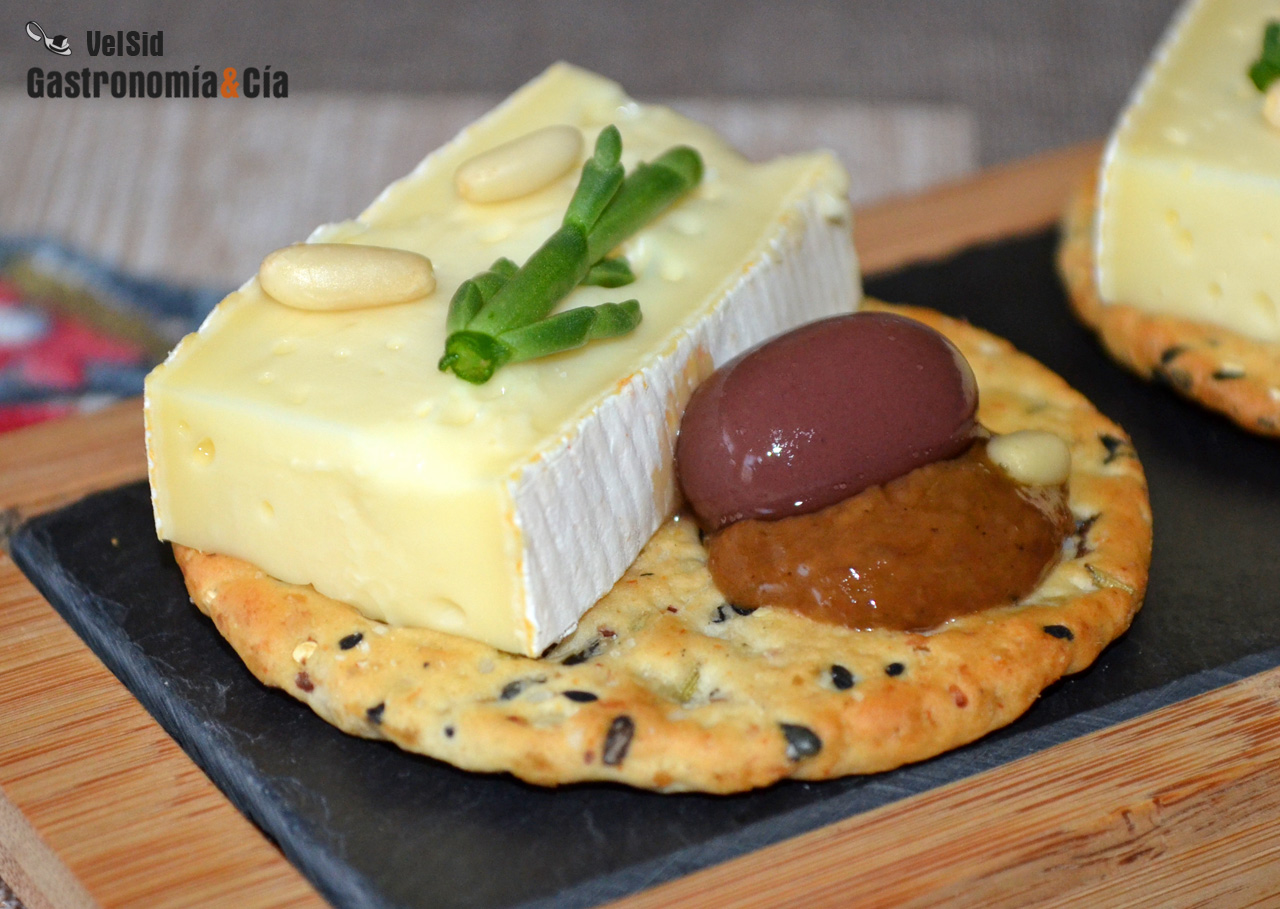 Canapés mediterráneos con Reblochon, aceituna esférica 