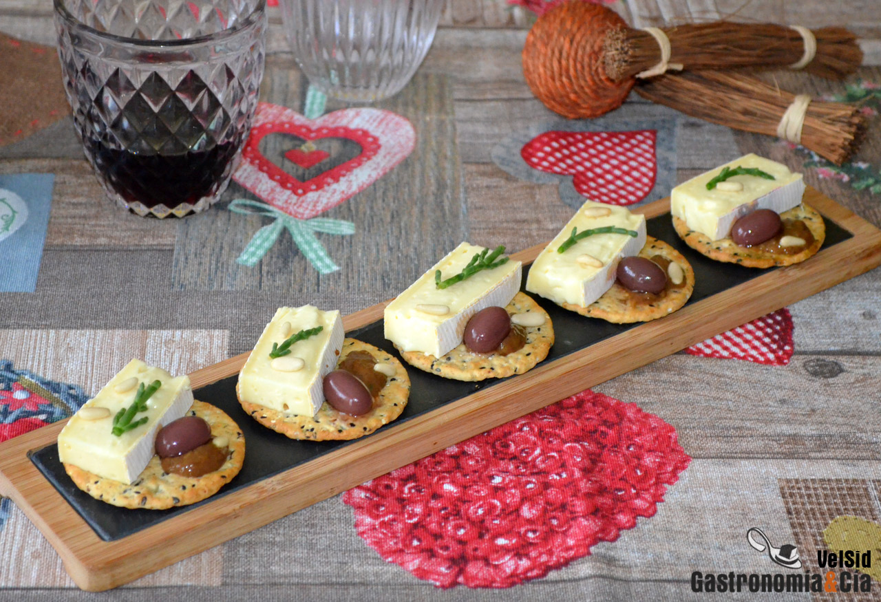 Canapés mediterráneos con Reblochon, aceituna esférica 