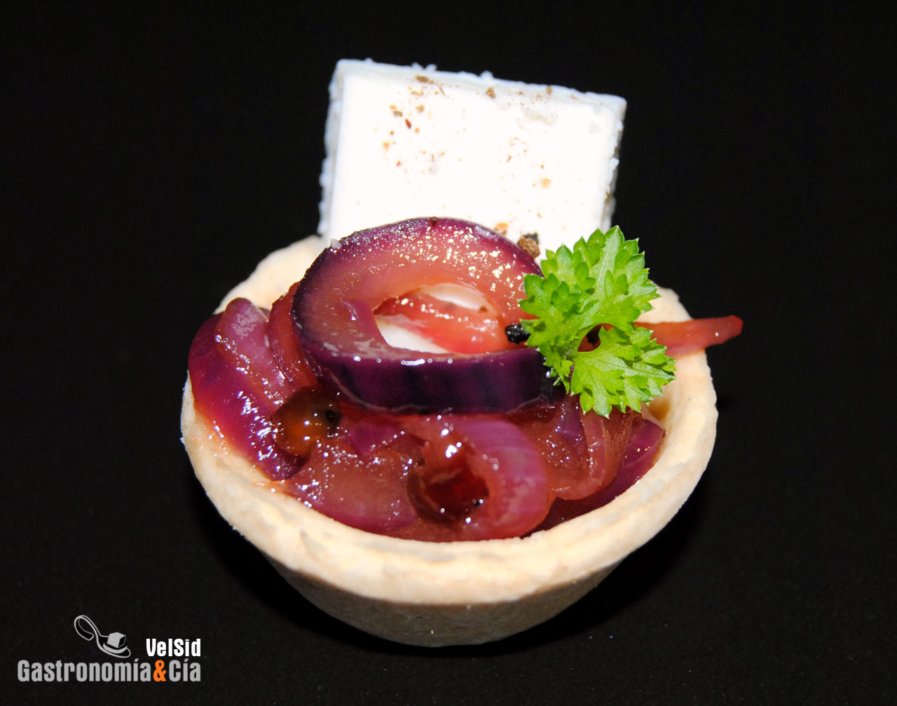 Canapé de queso de cabra con cebolla al cava 