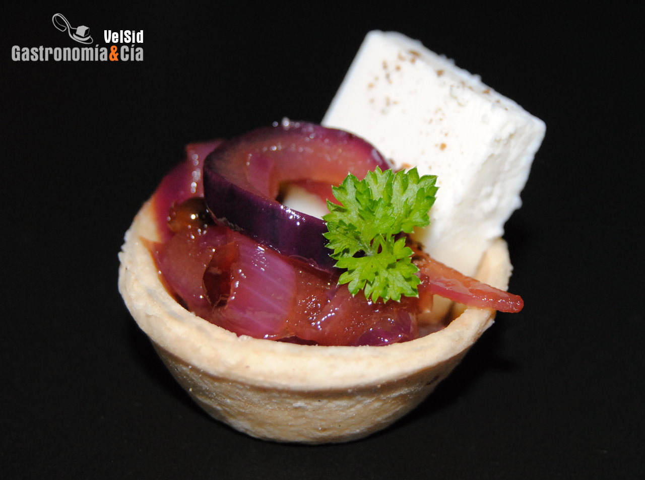 Canapé de queso de cabra con cebolla al cava Se