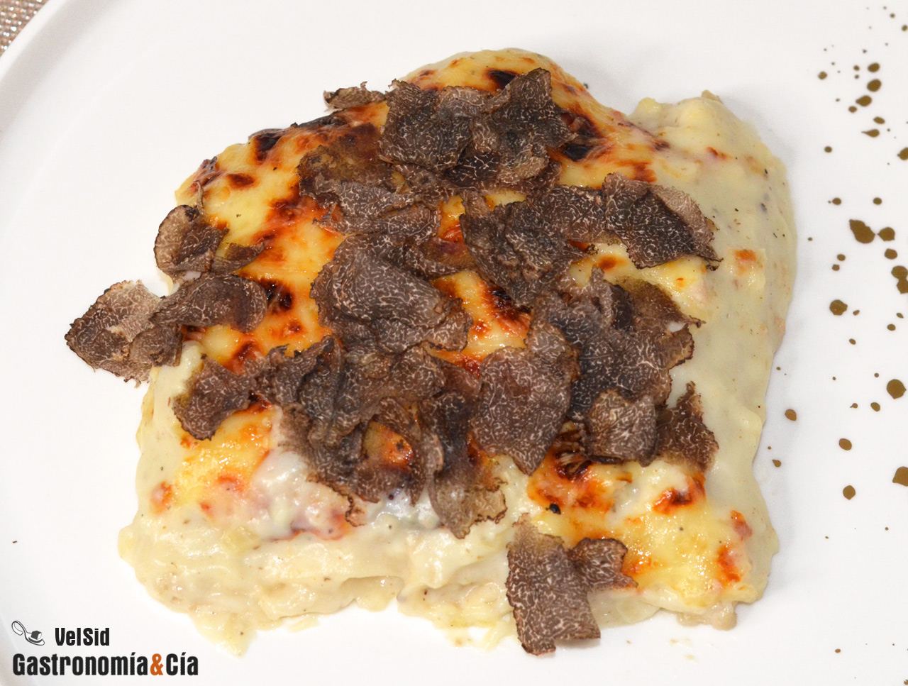 Canelones con bechamel y trufa negra