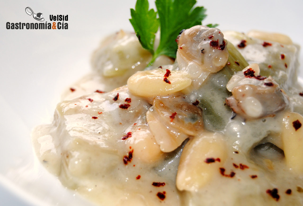 Cardos con almejas y almendras