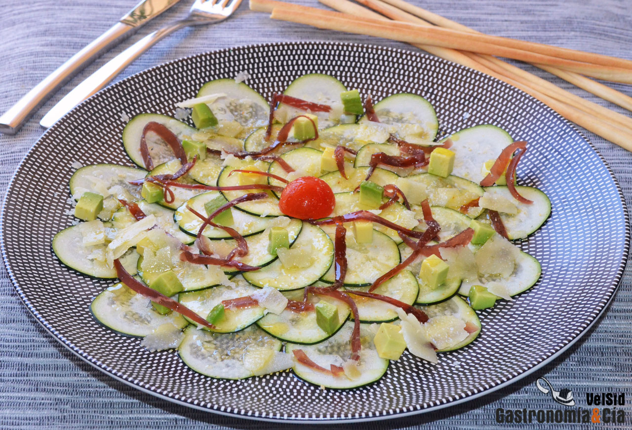 Carpaccio de calabacín con aguacate, cecina y trufa