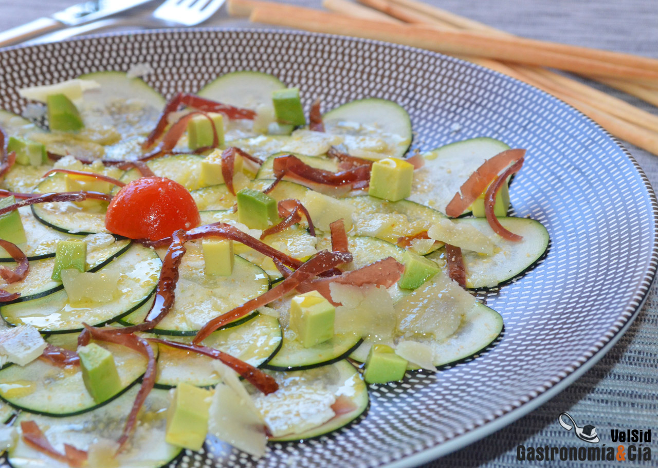 Carpaccio de calabacín con aguacate, cecina y trufa