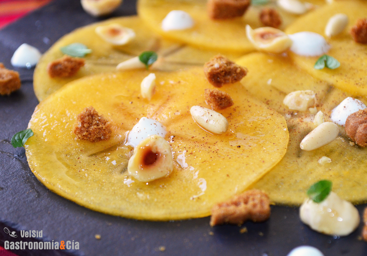 Carpaccio de caqui persimon con frutos secos