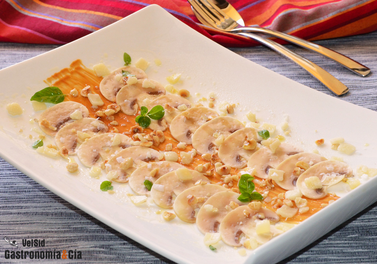 Carpaccio de champiñones con praliné y pesto de avellan