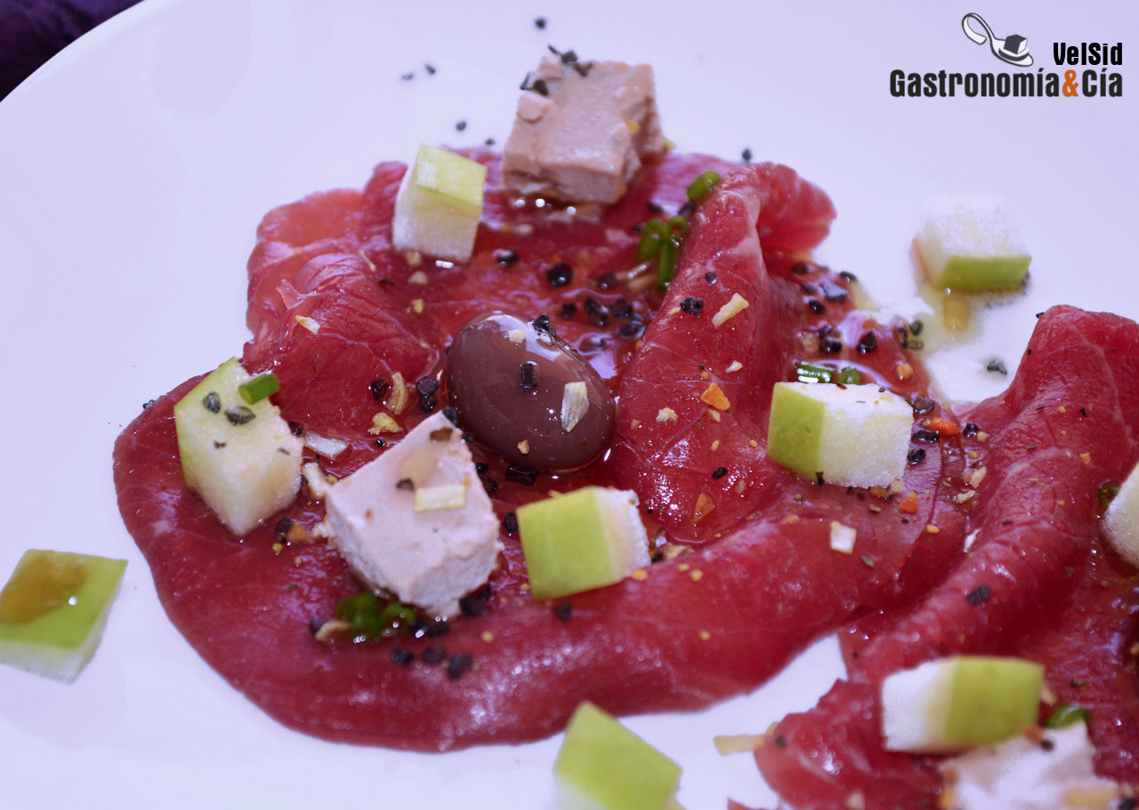 Carpaccio con bloc de foie, aceituna esférica y aderezo