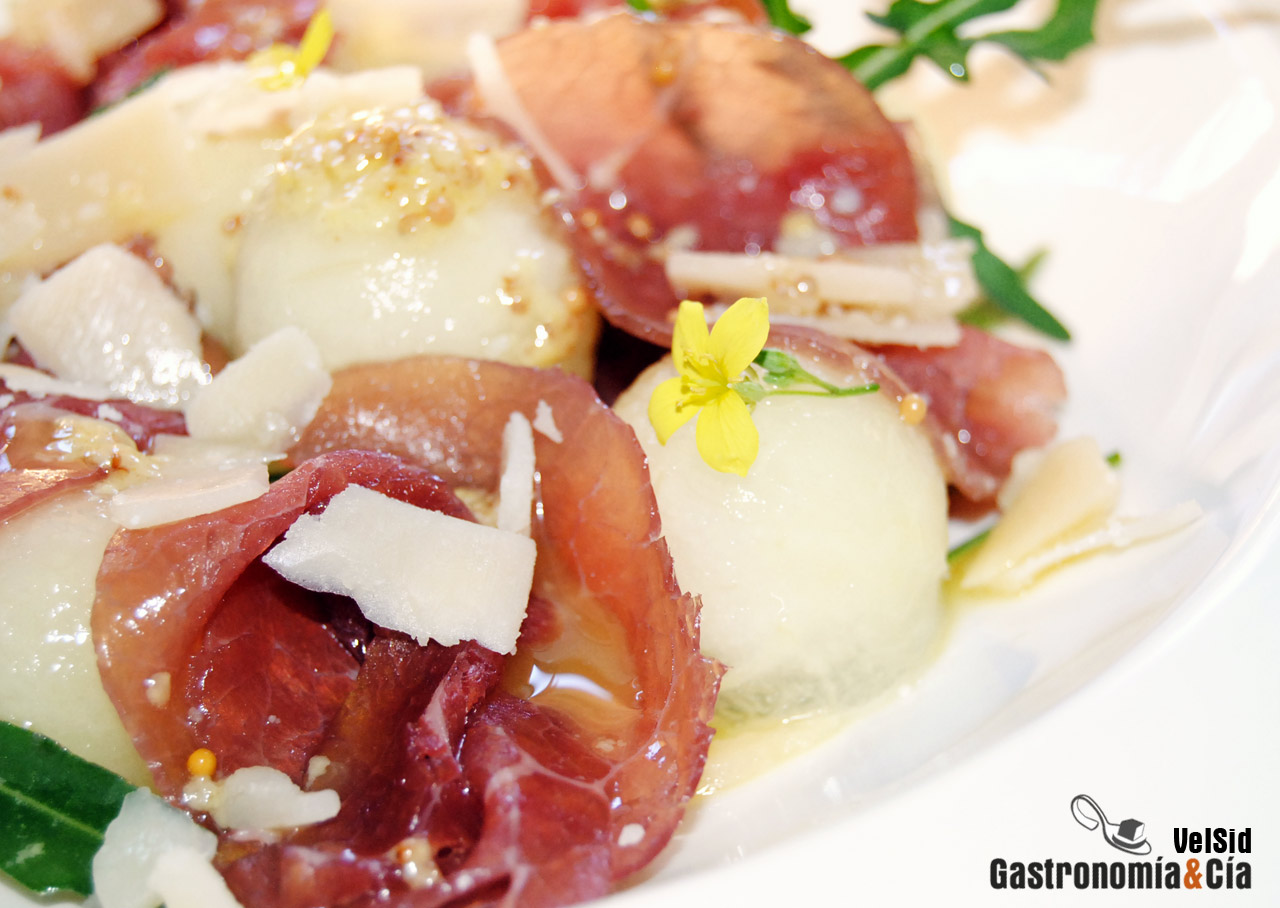 Carpaccio con melón, rúcula y parmesano