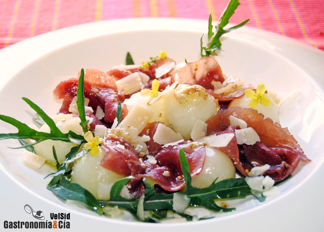 Carpaccio con melón, rúcula y parmesano