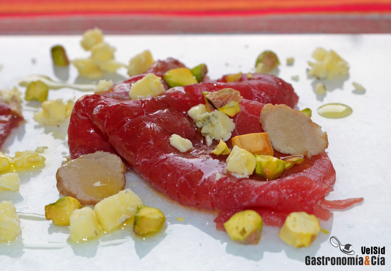 Carpaccio, Stilton azul, pistachos y trufa