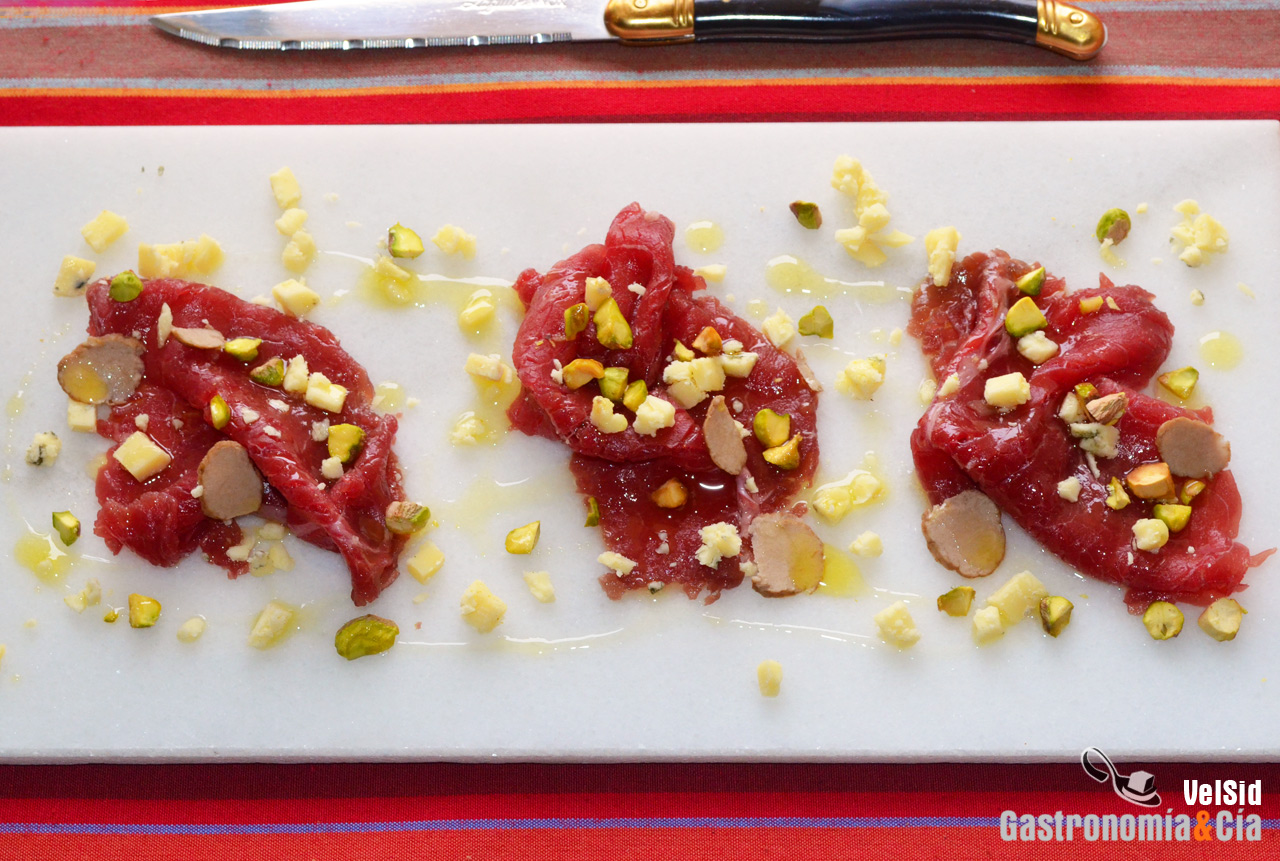 Carpaccio, Stilton azul, pistachos y trufa