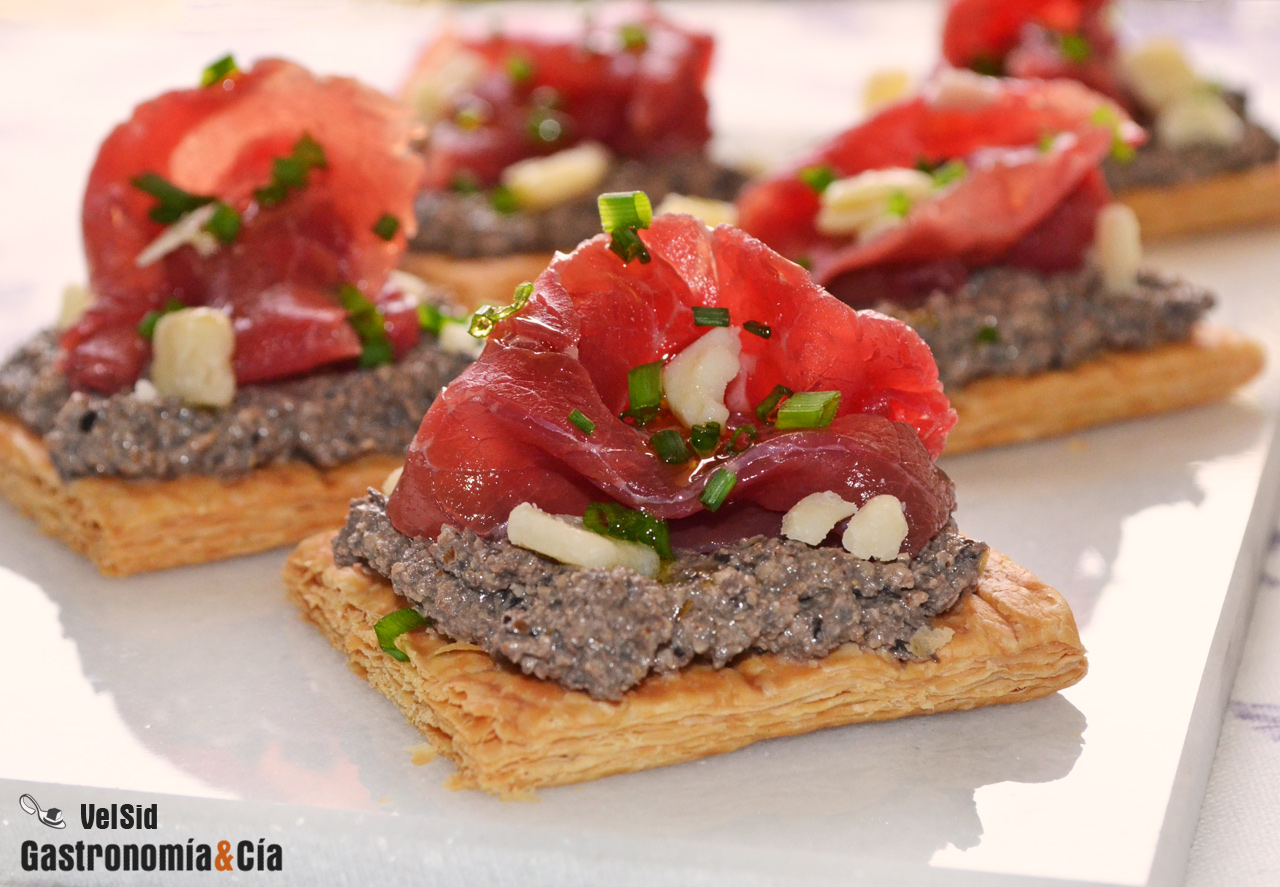 Carpaccio con tapenade de nueces en hojaldre