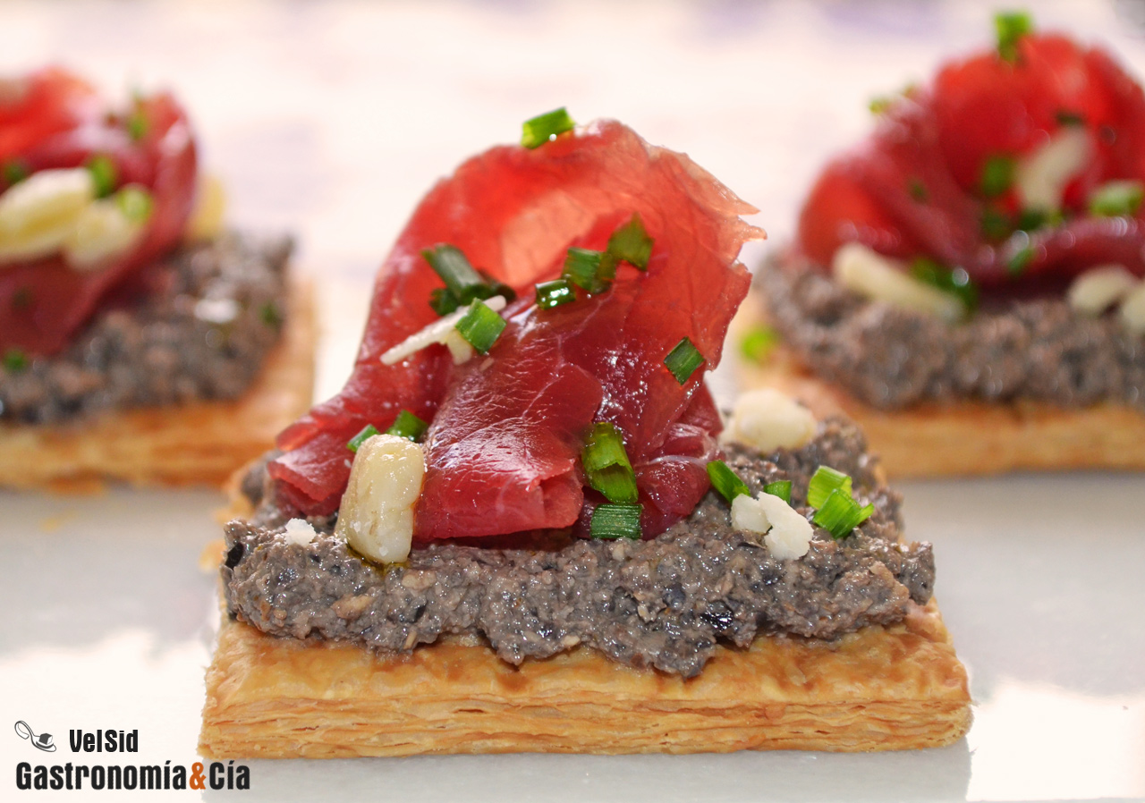 Carpaccio con tapenade de nueces en hojaldre