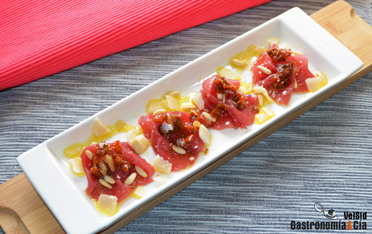 Carpaccio de buey con vinagreta de tomate seco y piñone