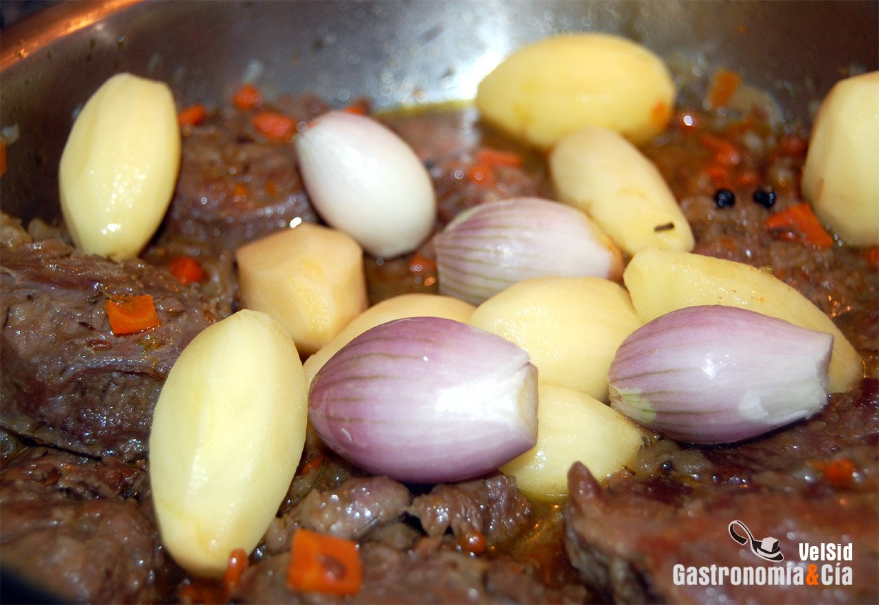 Carrilleras con patatas torneadas y chalotas