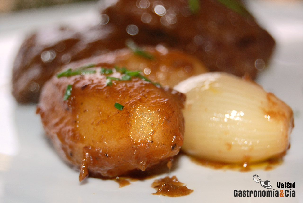Carrilleras con patatas torneadas y chalotas