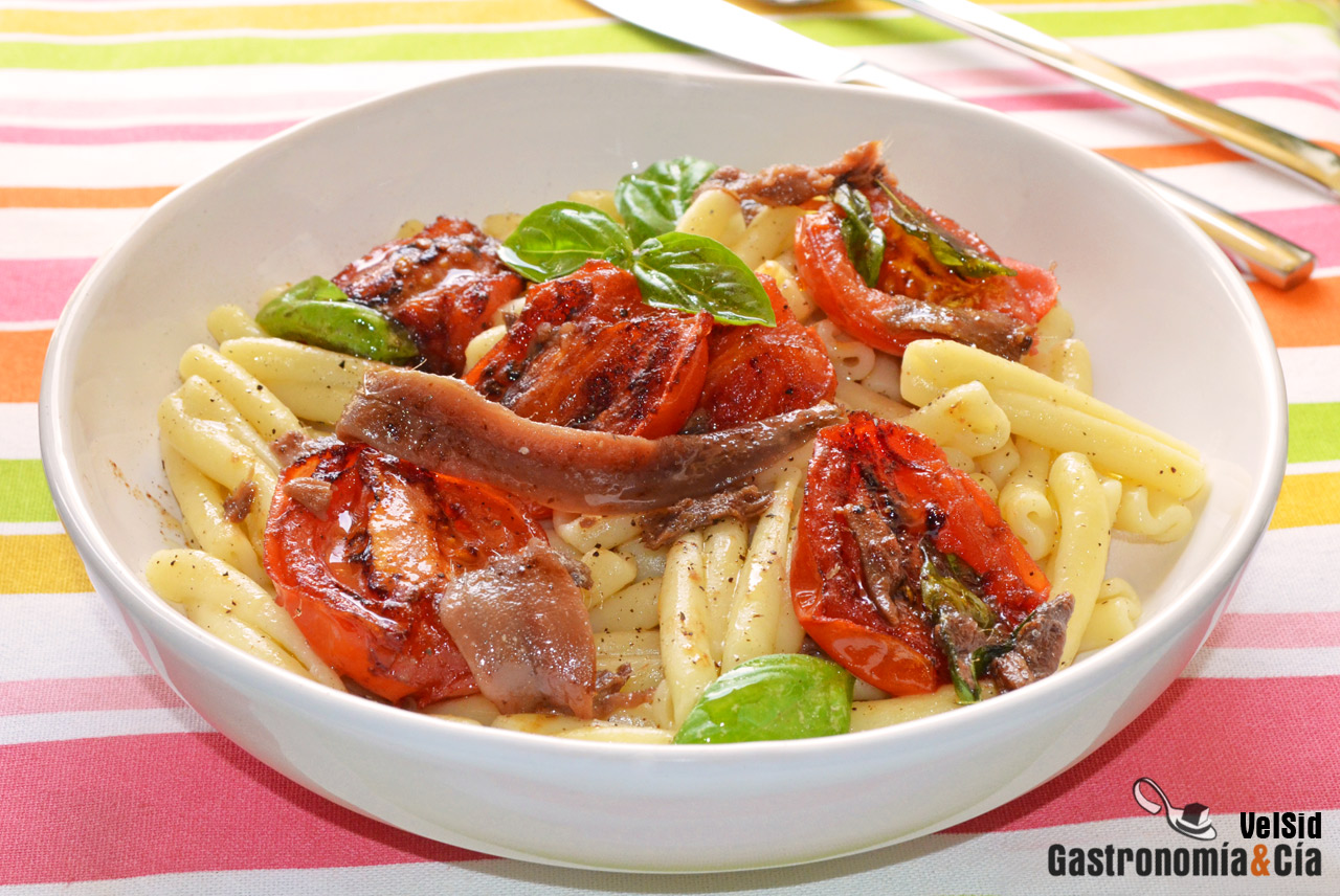 Casarecce con tomates fritos y anchoas