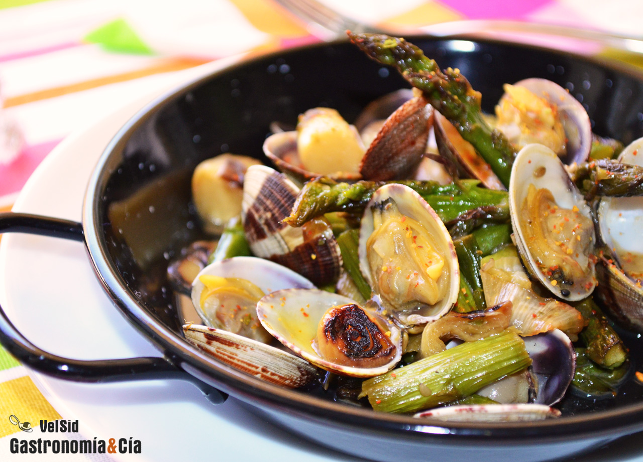 Cazuelita de almejas con espárragos