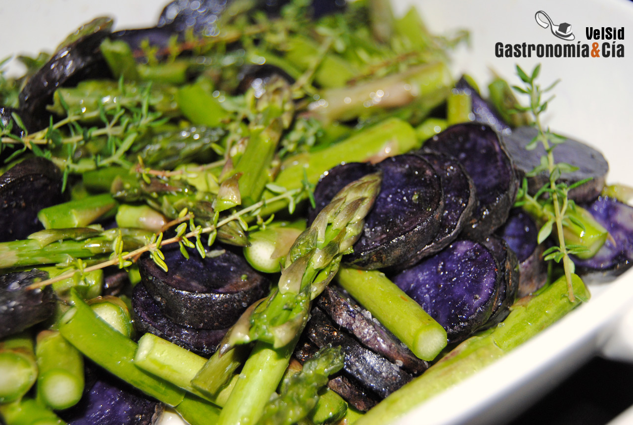 Cazuelita de espárragos, jamón y patata violeta