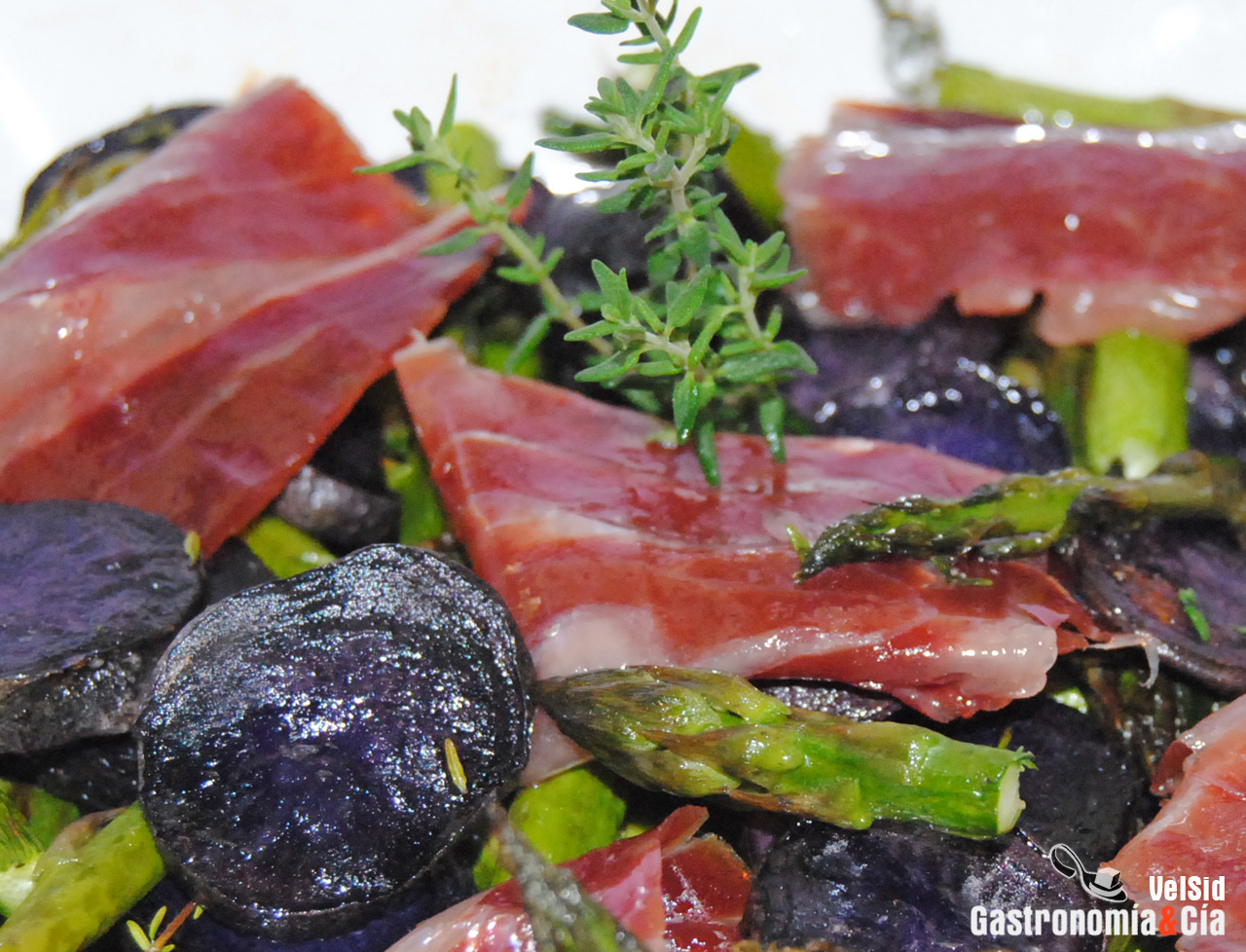 Cazuelita de espárragos, jamón y patata violeta