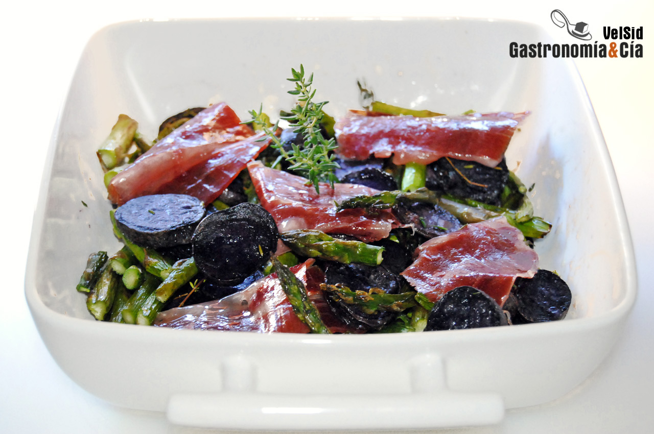 Cazuelita de espárragos, jamón y patata violeta