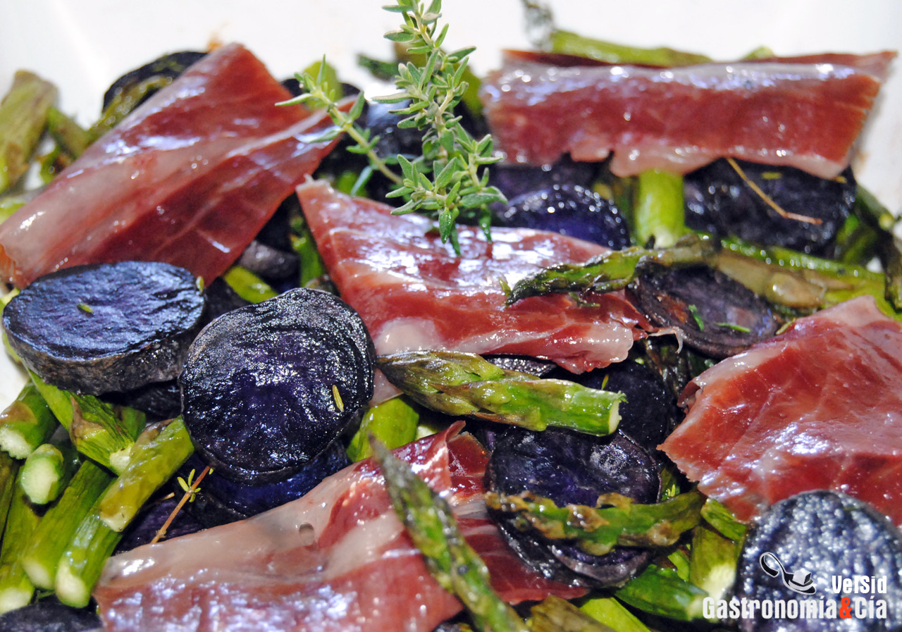 Cazuelita de espárragos, jamón y patata violeta