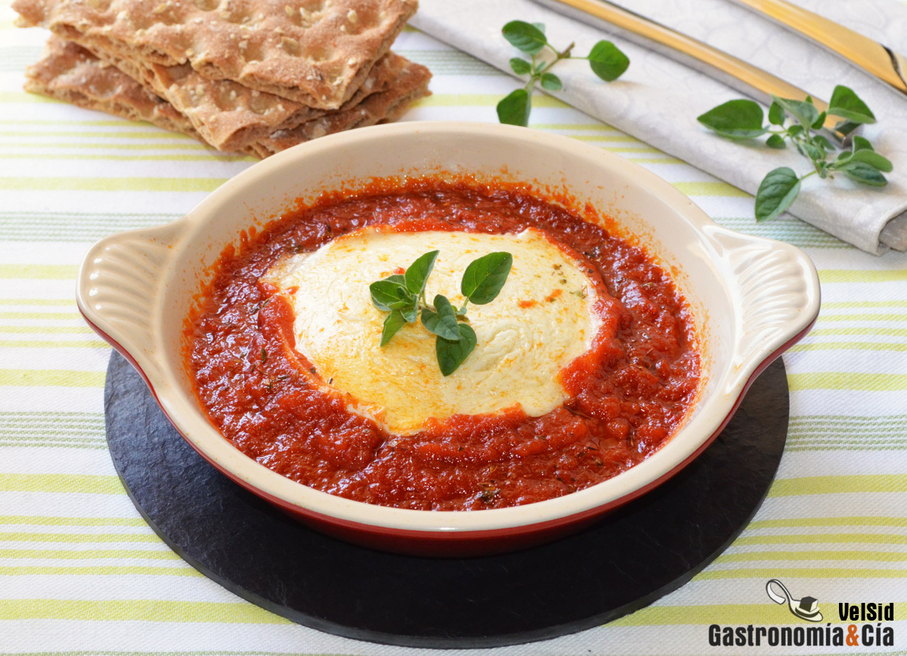 Cazuelita de queso de cabra con tomate