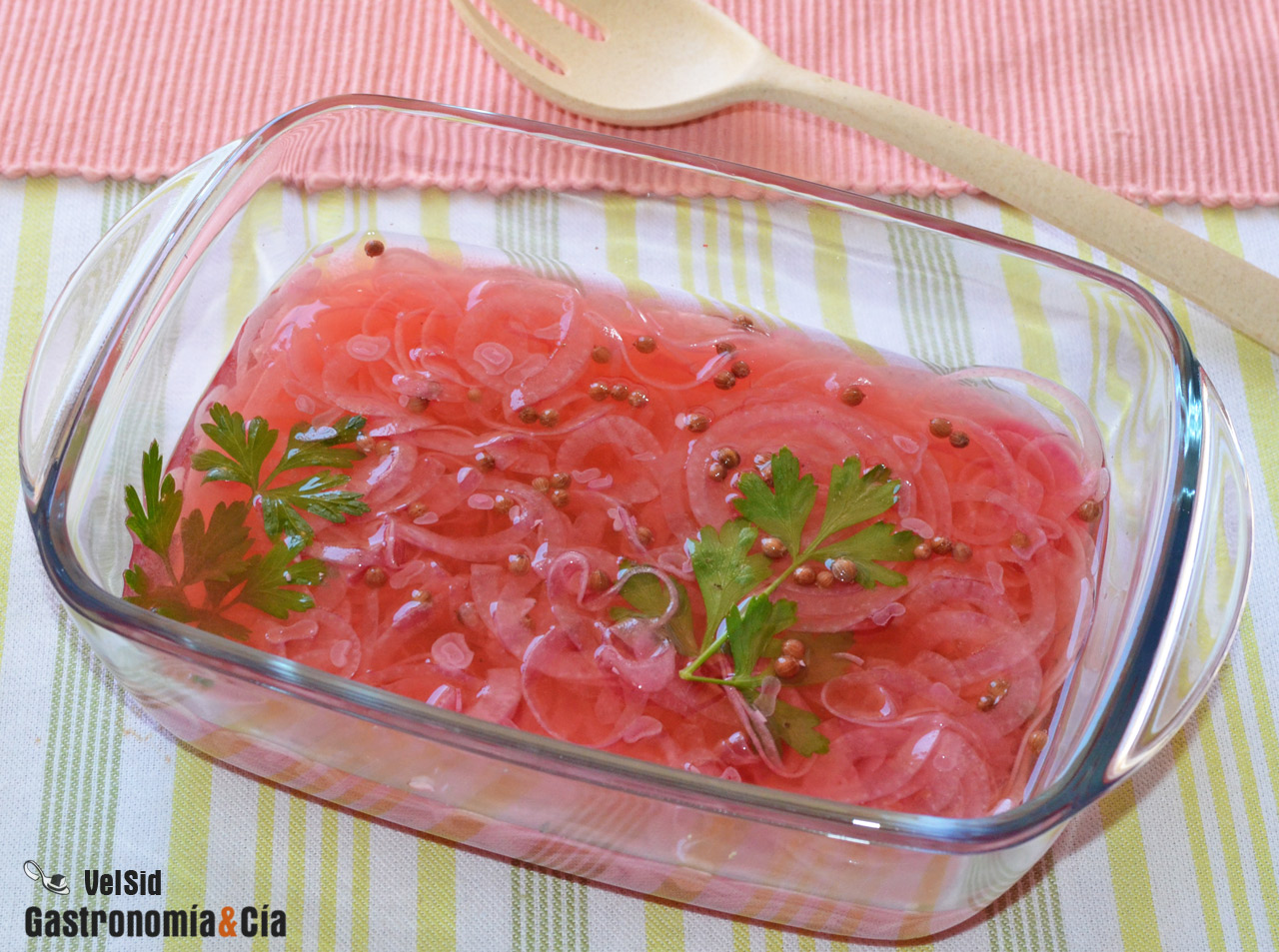 Cómo hacer cebolla encurtida para ensaladas y sándwiche