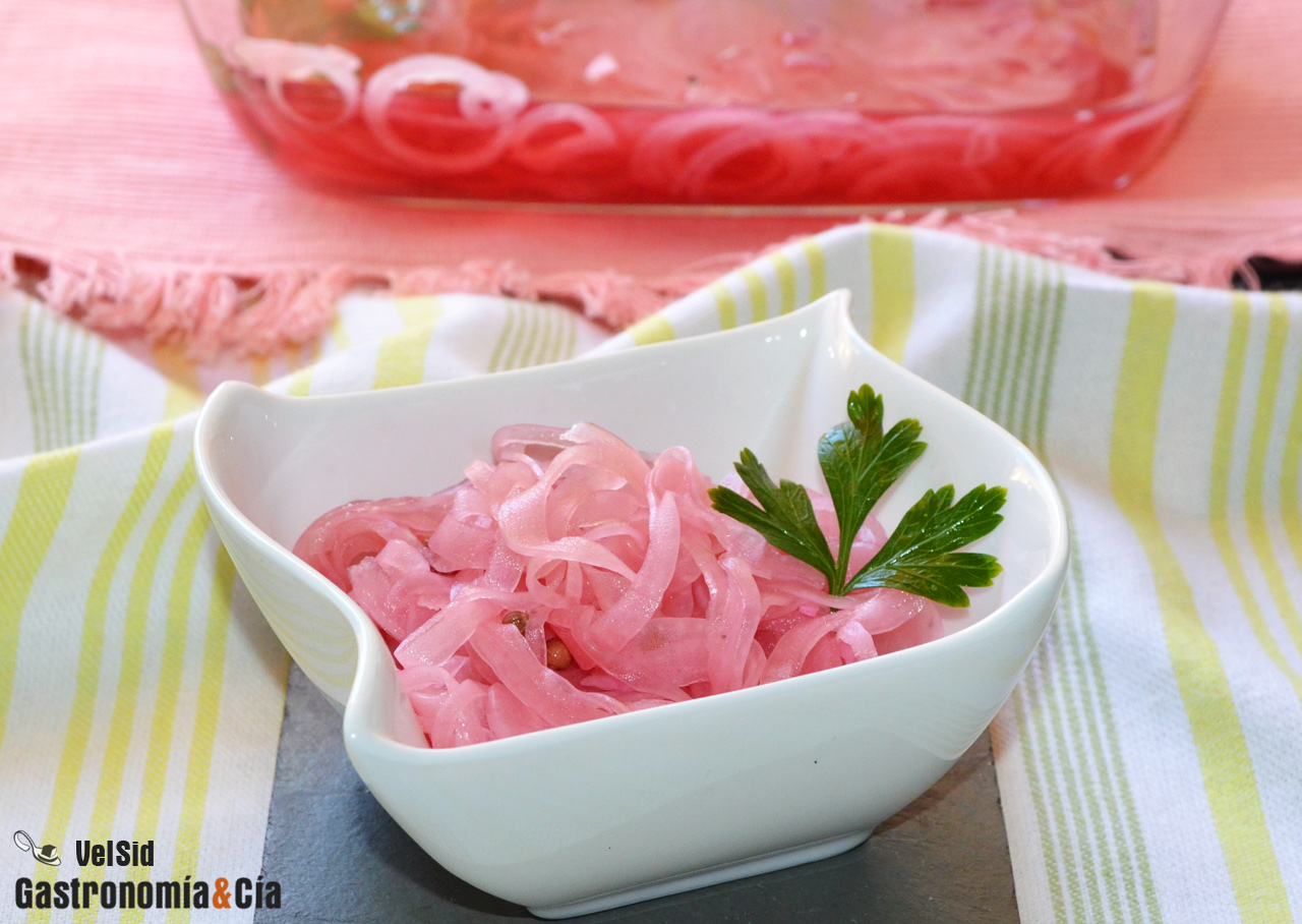 Cómo hacer cebolla encurtida para ensaladas y sándwiche