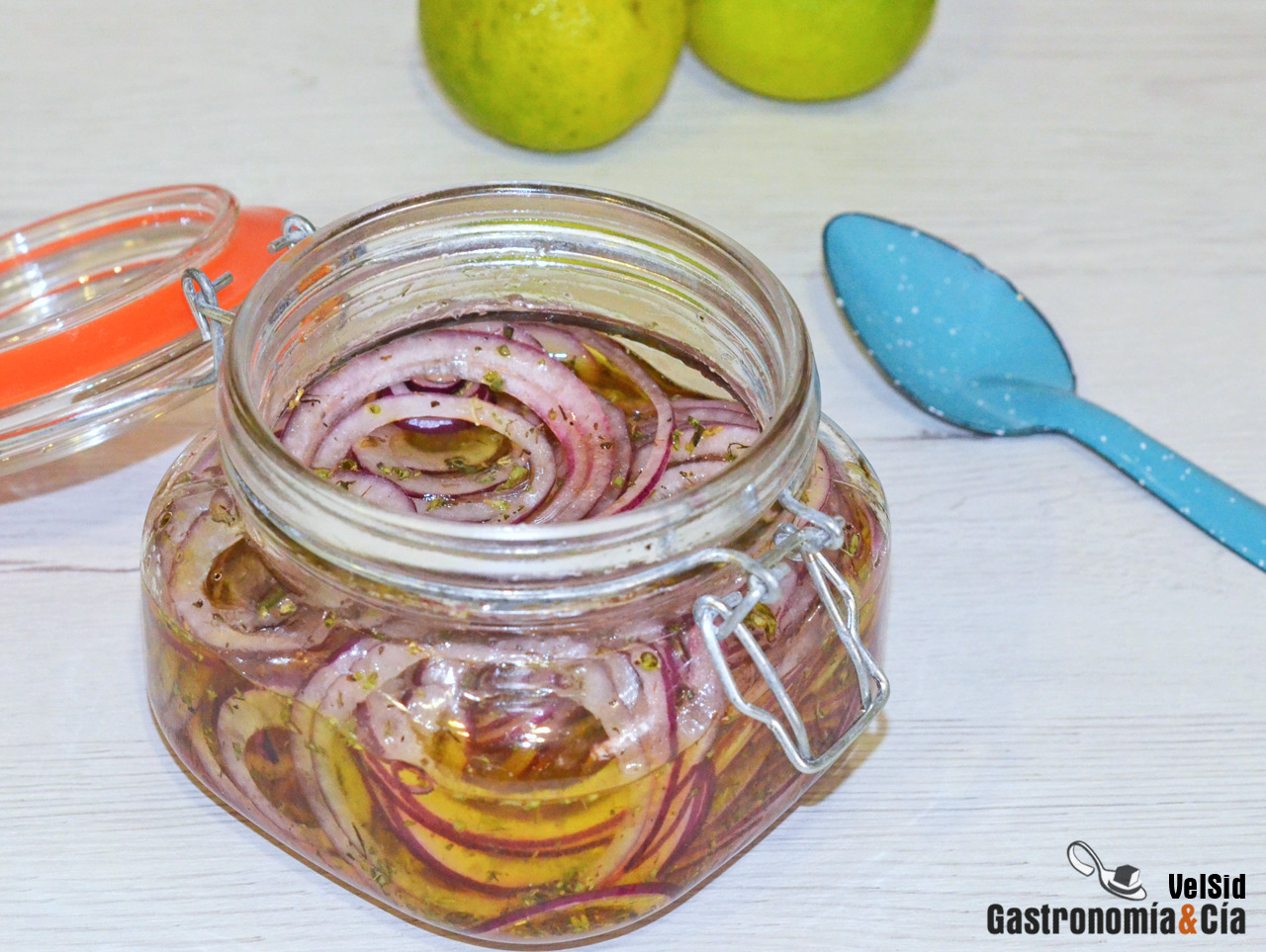 Cebolla marinada con lima y aove
