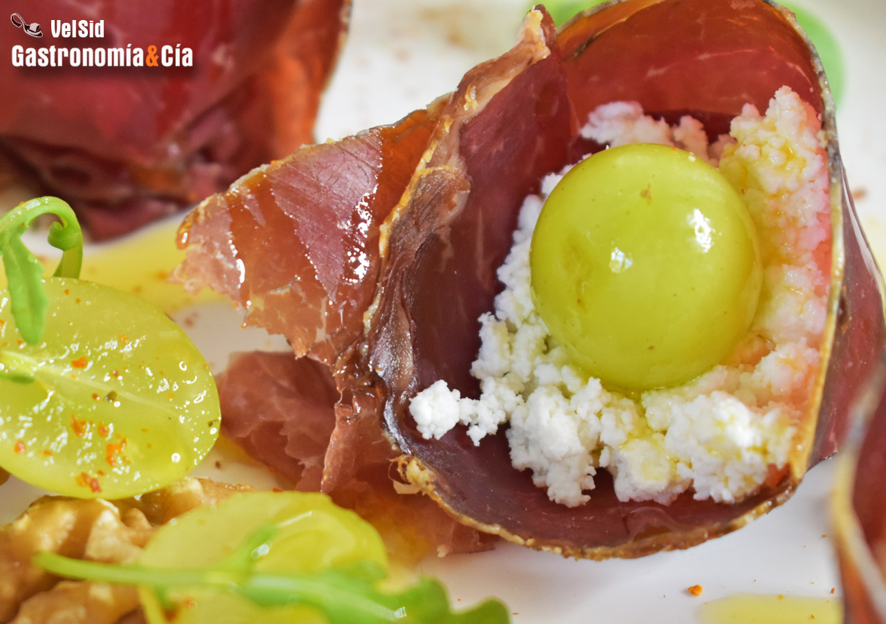 Cecina con uvas, nueces y requesón