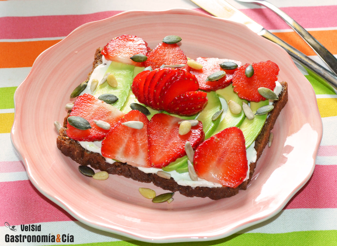 Pan de centeno con aguacate, fresas y semillas