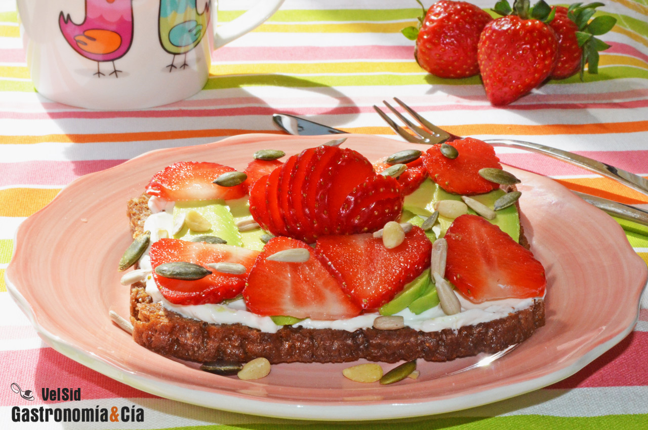 Pan de centeno con aguacate, fresas y semillas