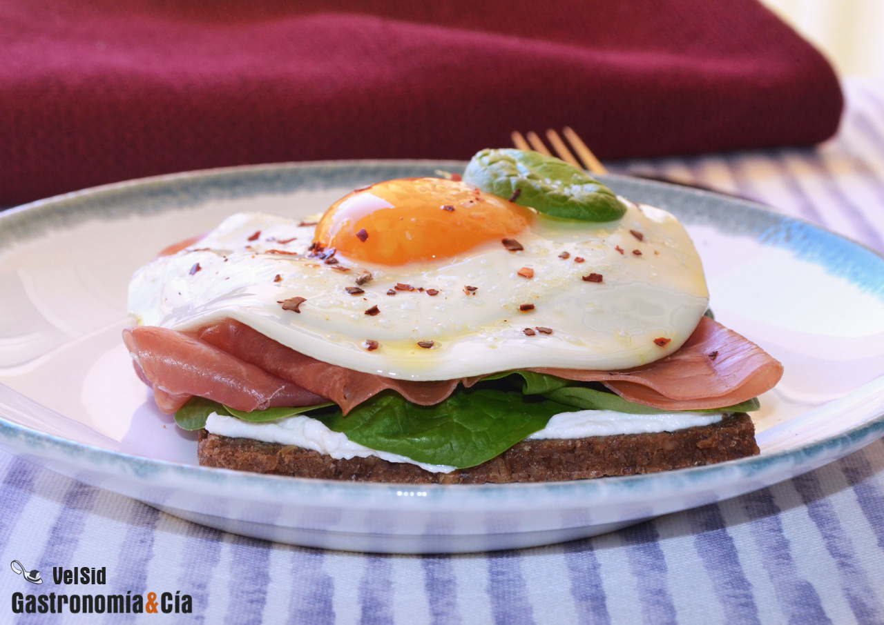 Pan de centeno con huevo, jamón y espinacas