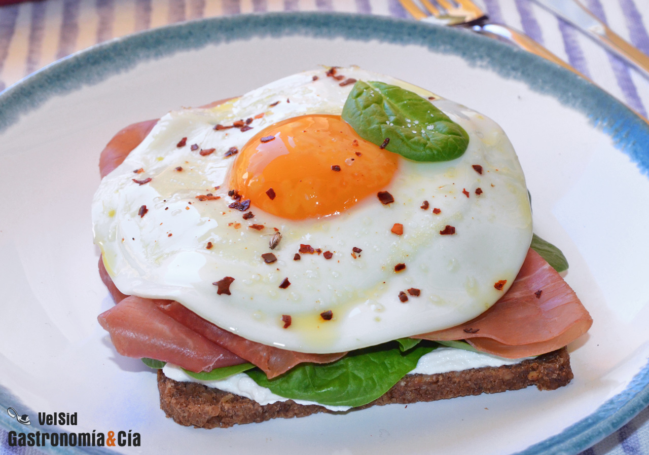 Pan de centeno con huevo, jamón y espinacas