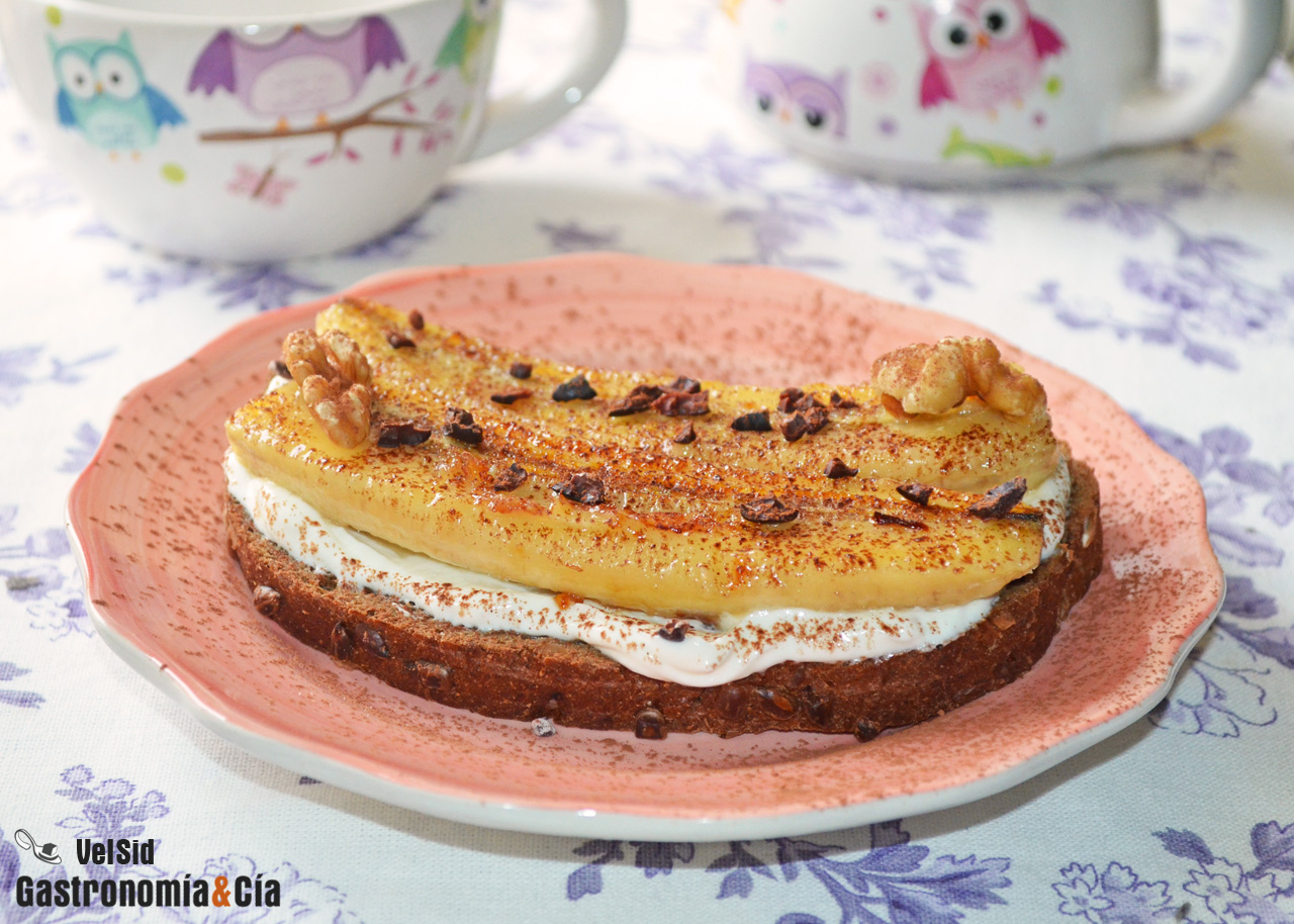 Pan de centeno y nueces con skyr y plátano a la plancha