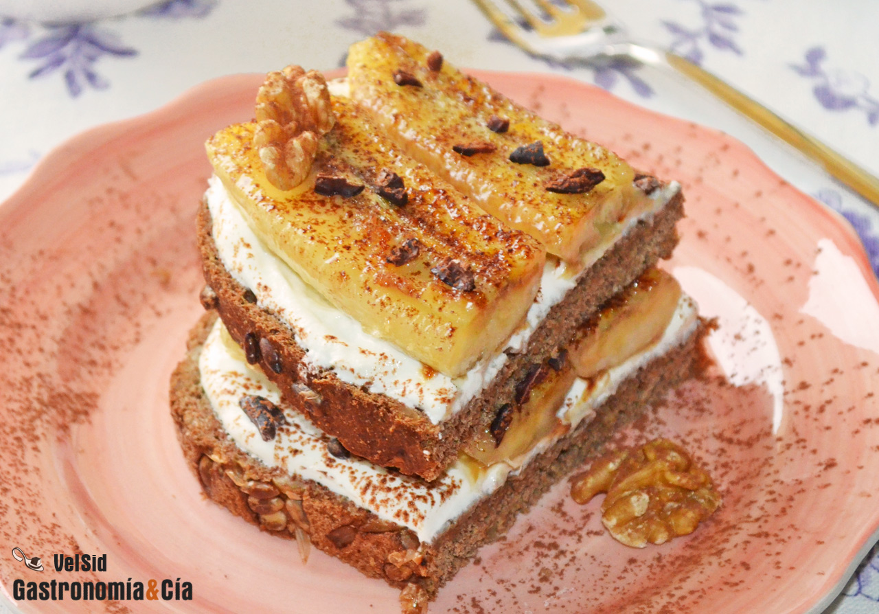 Pan de centeno y nueces con skyr y plátano a la plancha