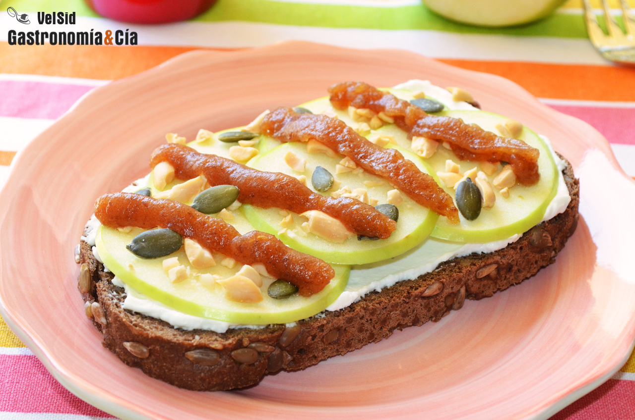 Tostada de centeno con queso crema, manzana verde y dát