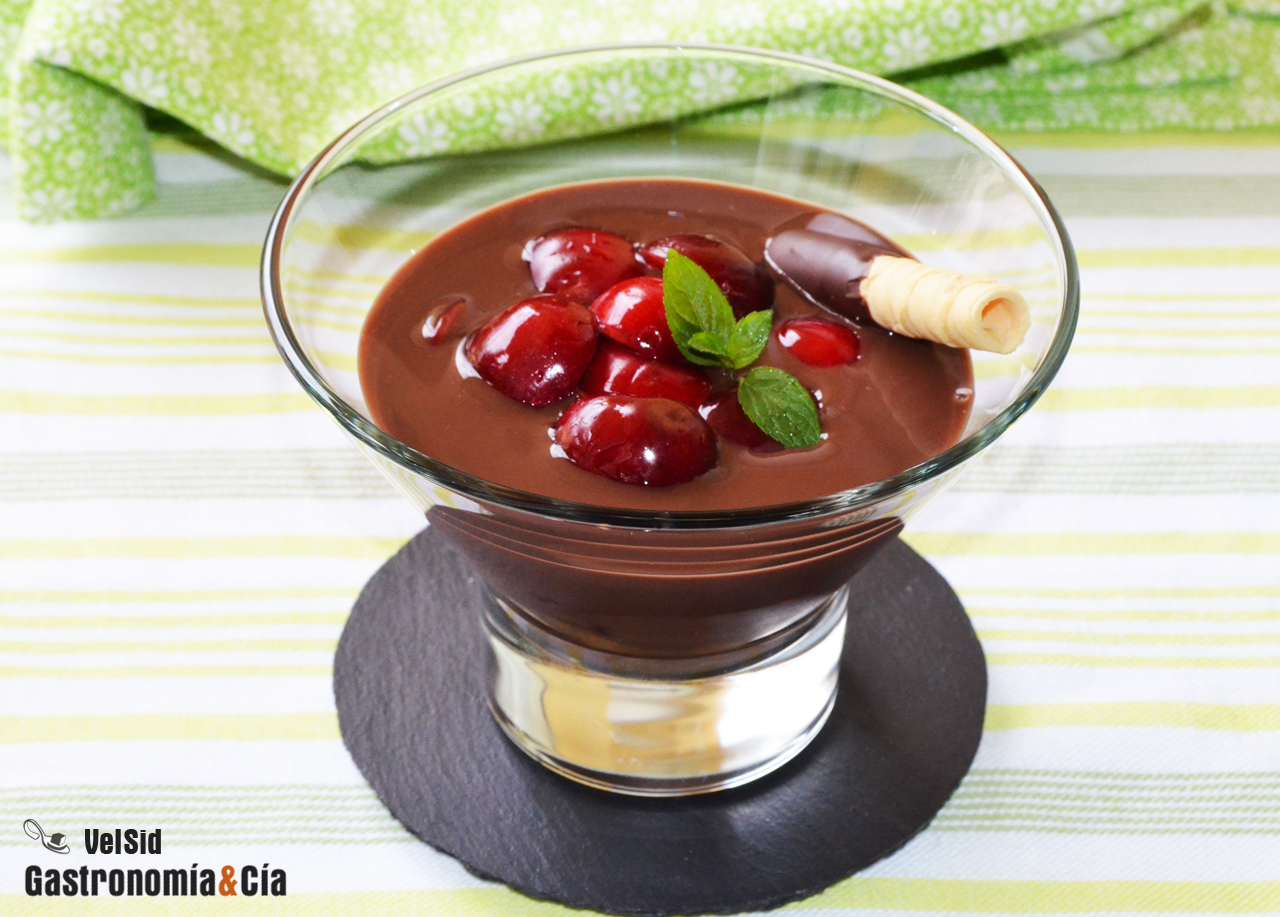 Cerezas al amaretto con natillas de chocolate