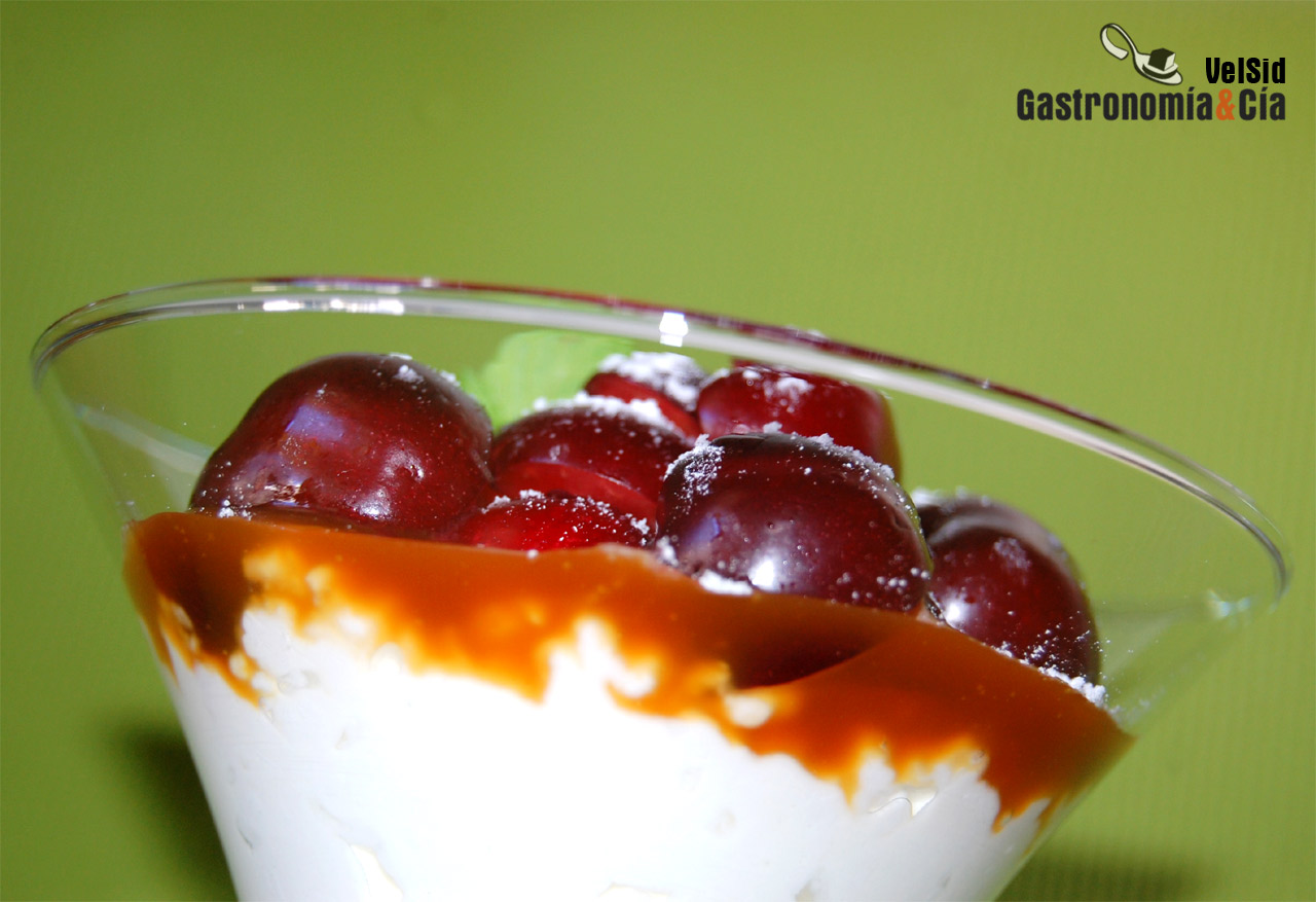 Copa de cerezas con queso cottage y caramelo de mantequ