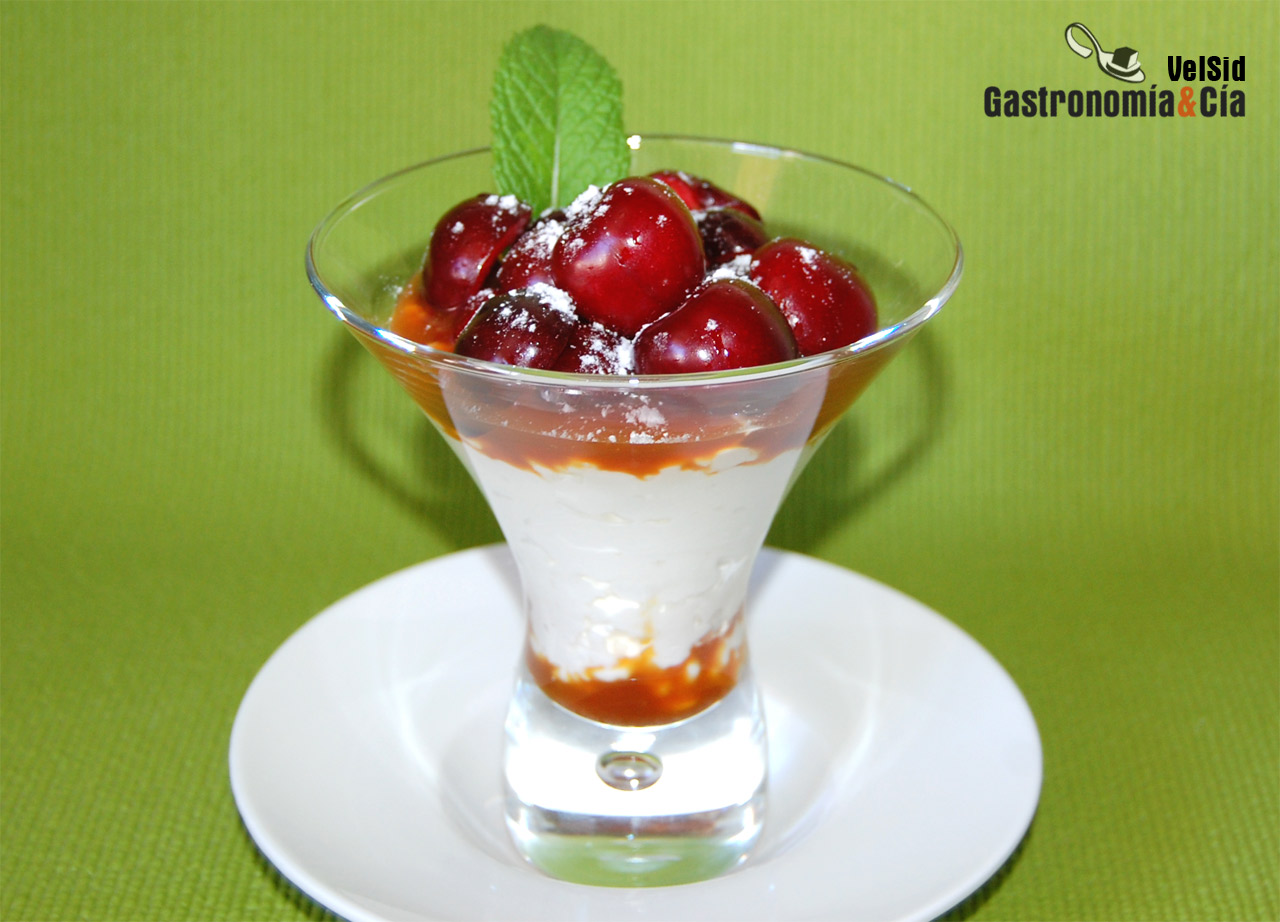 Copa de cerezas con queso cottage y caramelo de mantequ