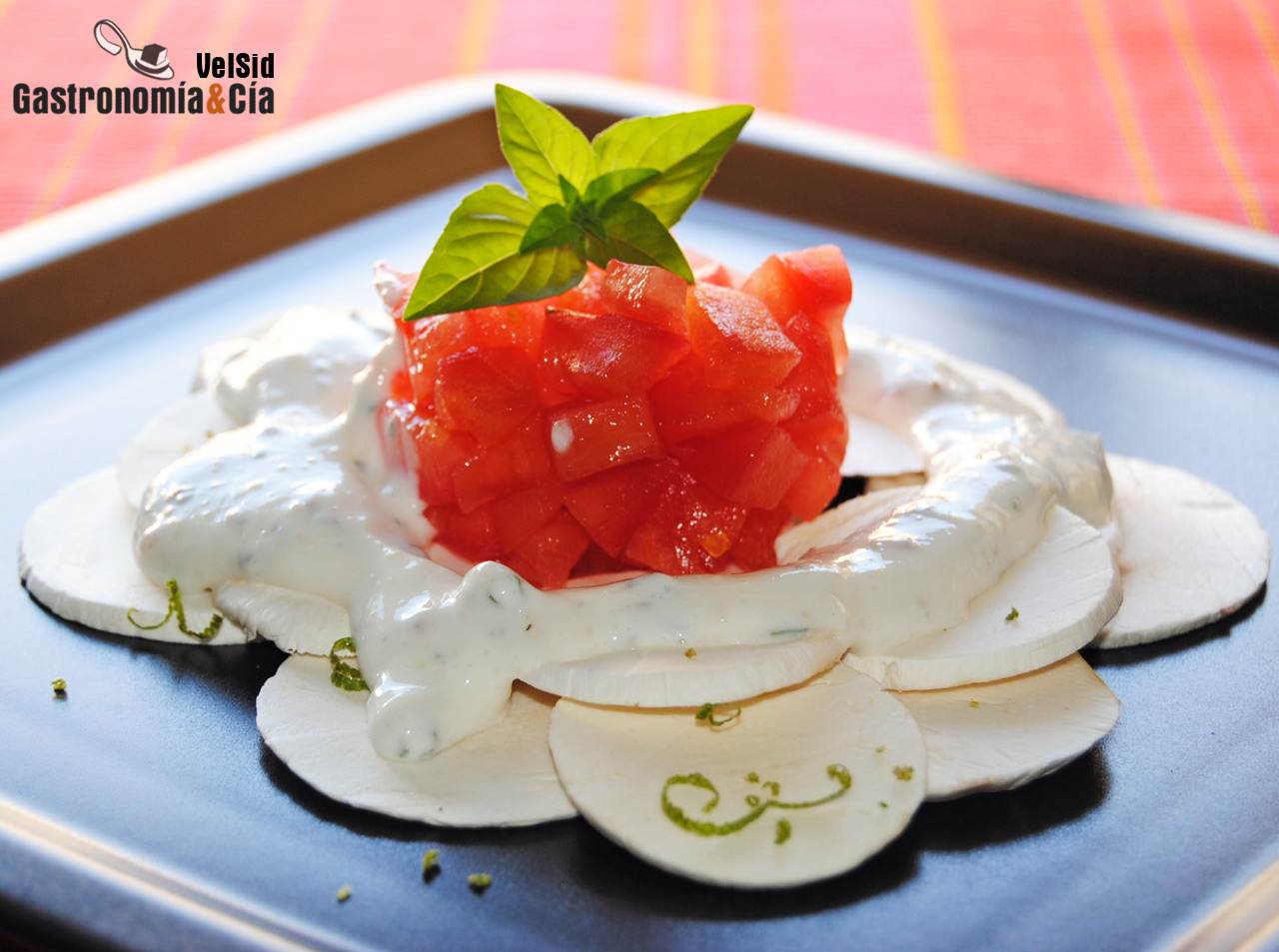 Carpaccio de champiñones, tomate concasse y salsa de pi
