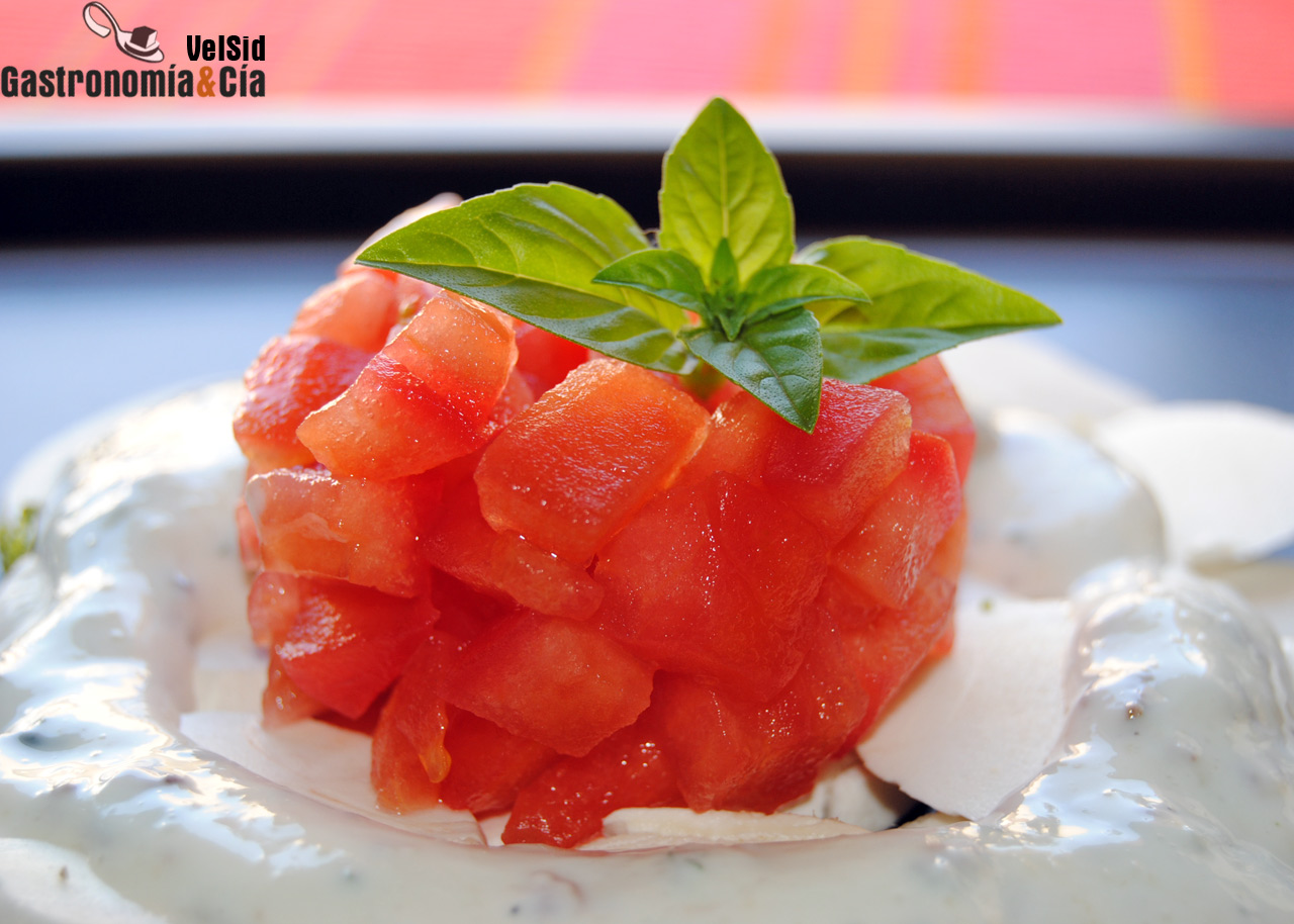 Carpaccio de champiñones, tomate concasse y salsa de pi