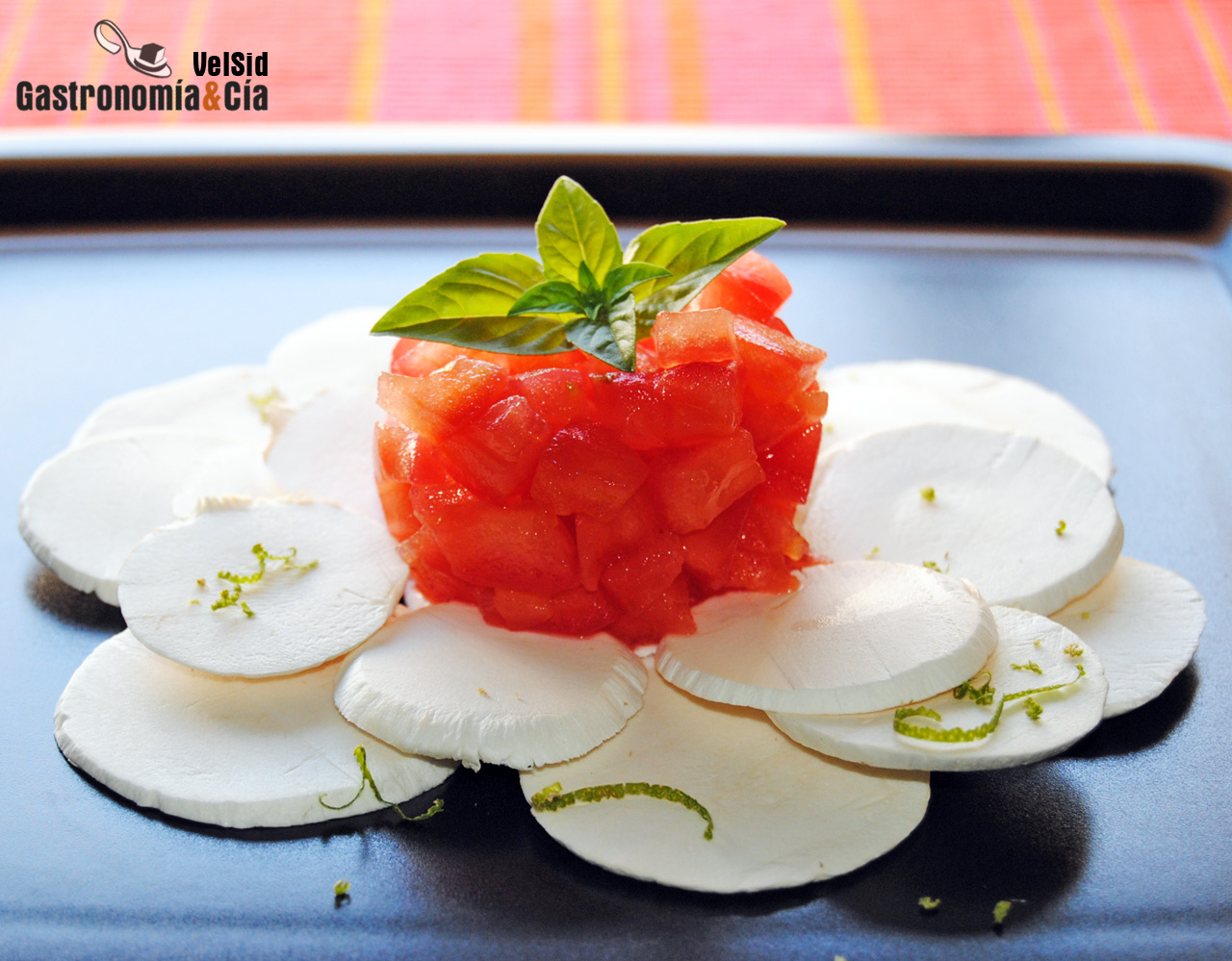 Carpaccio de champiñones, tomate concasse y salsa de pi