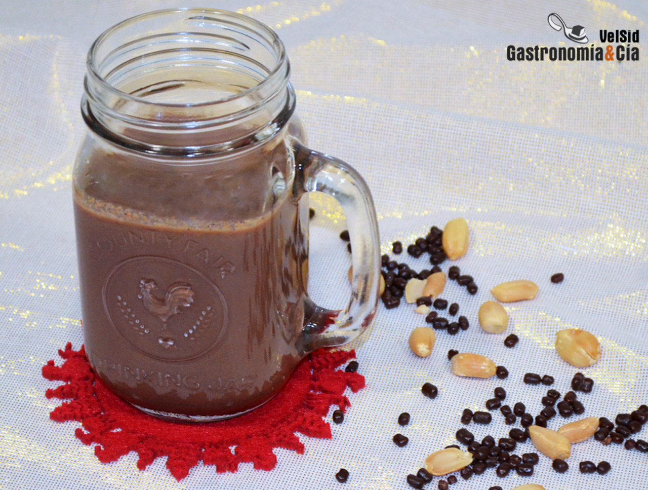 Chocolate caliente con mantequilla de cacahuete en tarr